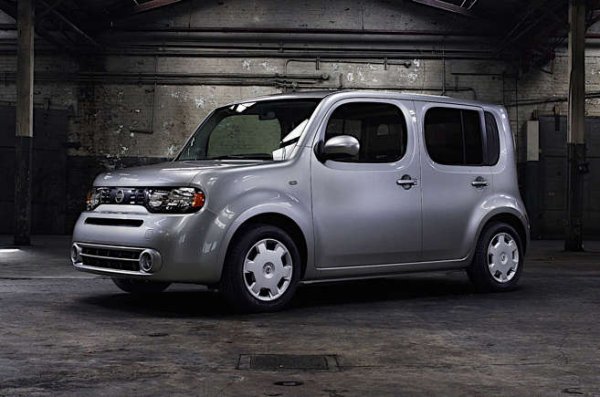 Плюсове:  Тясно свързан със съвременните Nissan Micra и Renault Clio, третото поколение Cube беше първото, което се продаваше извън Япония. И ако харесвате странностите, определено беше възможна покупка. Маркетинговите спецове на Nissan наблегнаха на формата пред функцията. Тактика, която вече беше проработила много добре за ретро стилизираните Fiat 500 и Volkswagen Beetle.

Минуси: Колкото и сладко да беше това японче, Cube имаше проблеми. Сенниците и бутоните за управление на фаровете и огледалата бяха труднодостъпни. А твърдението, че колата има &bdquo;перфектна&ldquo; видимост -  очевидна глупост. Устойчивата на вятър форма на автомобила имаше катастрофален ефект върху разхода на гориво и емисиите на CO2. Беше разлюбен в Европа много бързо, а малко по-късно и в САЩ поради слаби продажби. В първия случай Nissan се опита да хвърли вината върху неблагоприятния обменен курс между еврото и йената.

Оценка: Отрицателна 